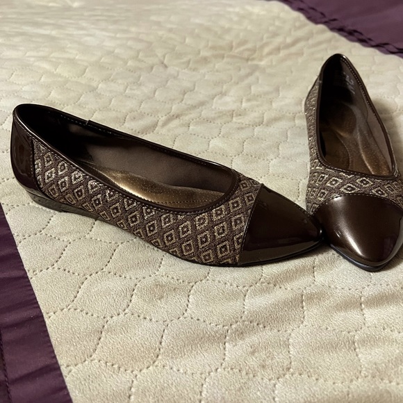 Soft Style Shoes - Pictures do not do these justice! Brown patent pointed toe gold glitter accent!